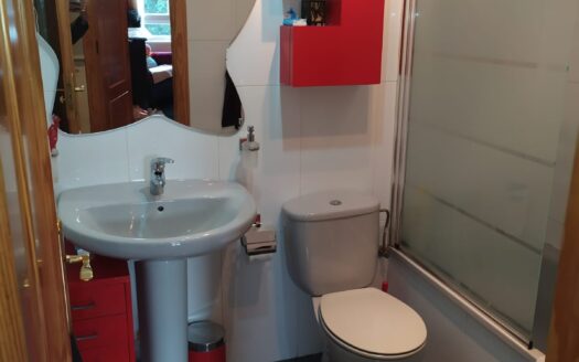 Fantástico piso reciente de 3 habitaciones con parking, piscina, padel y gimnasio