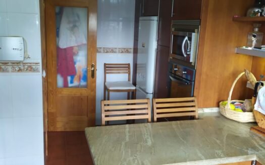 Fantástico piso reciente de 3 habitaciones con parking, piscina, padel y gimnasio