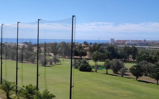 Pareado en primera linea de campo de golf