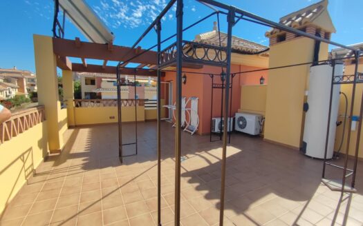 Pareado en primera linea de campo de golf