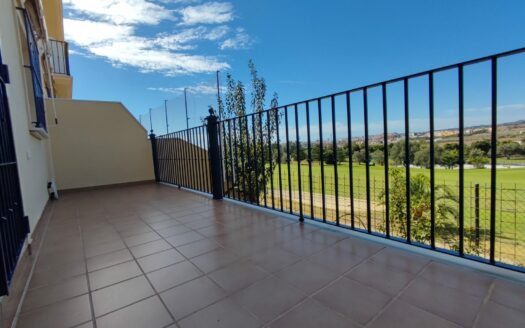 Pareado en primera linea de campo de golf