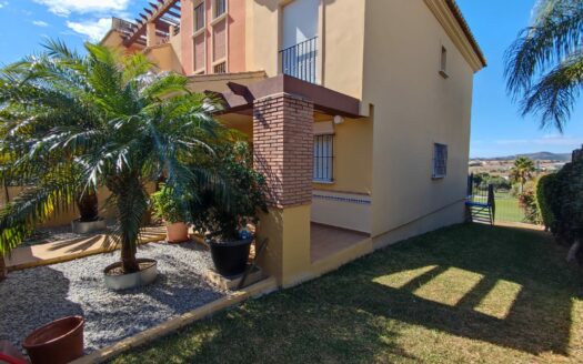 Pareado en primera linea de campo de golf