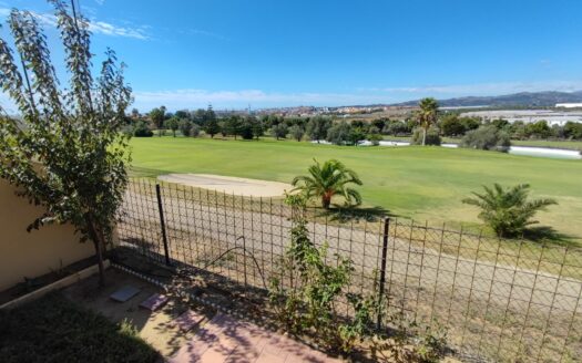Pareado en primera linea de campo de golf