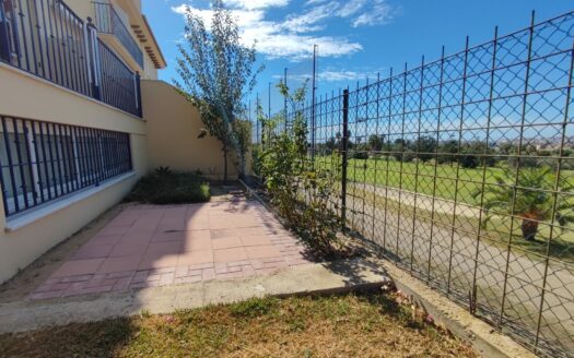 Pareado en primera linea de campo de golf