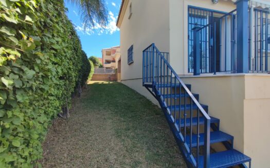 Pareado en primera linea de campo de golf