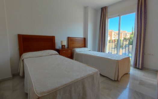 Pareado en primera linea de campo de golf